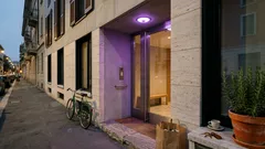 Se vedi una luce viola sul pianerottolo, ecco cosa potrebbe voler dire