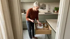 Il carbone nel cassetto della cucina: come usarlo contro odori e umidità (e quando preferire la silica gel)