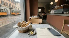 Perché al ristorante arriva subito il cestino del pane (e quando non è davvero gratis)